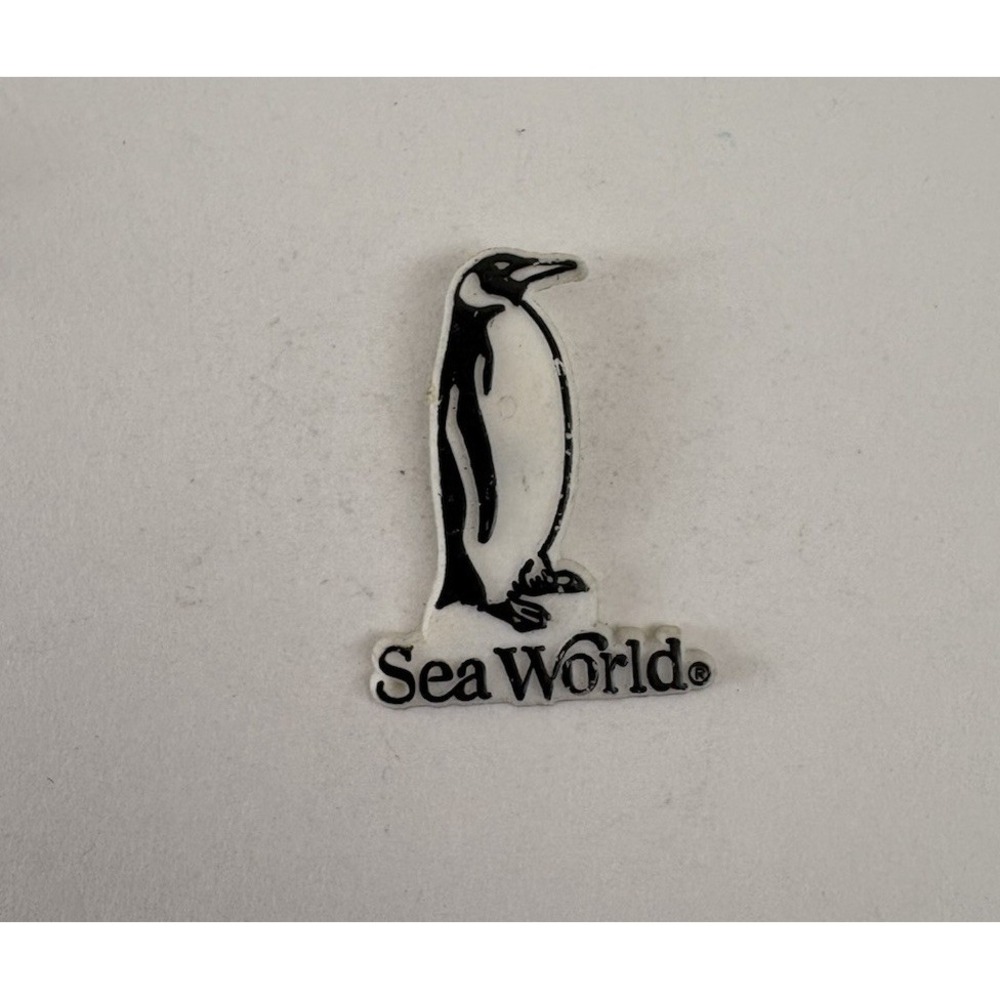 Vtg Sea World Penguin Plastic Lapel Pin Pinback Brooch Souvenir White Black